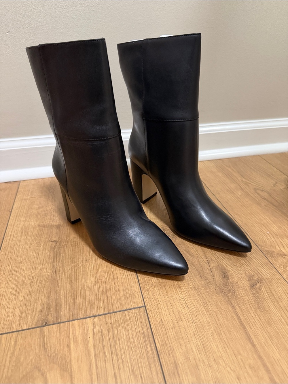 New Women's Black Pointed-Toe Leather Ankle Boots size 8